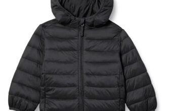 Amazon Essentials Chaqueta acolchada empacable con capucha, ligera y resistente al agua, para niños, color negro, talla pequeña